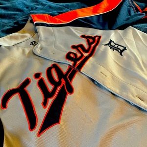 Detroit Tigers Bundle- Scarf, Hat,Jersey